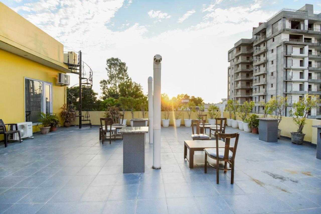 Отель Oyo 75460 Sky High Residency Лудхиана Экстерьер фото